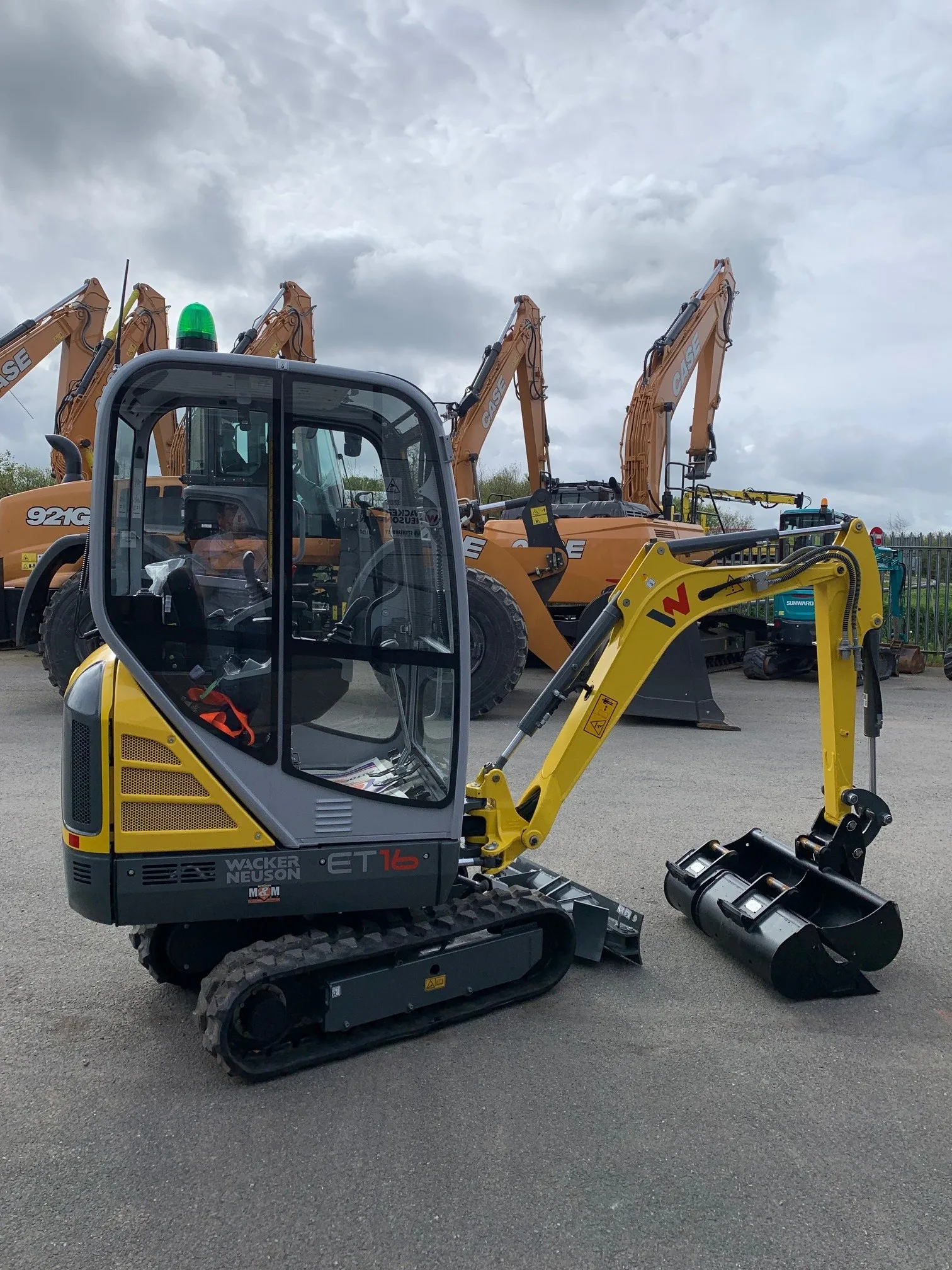 486180032_1387663145538178_7212366028028784872_n Mini Digger – 1.6 Ton